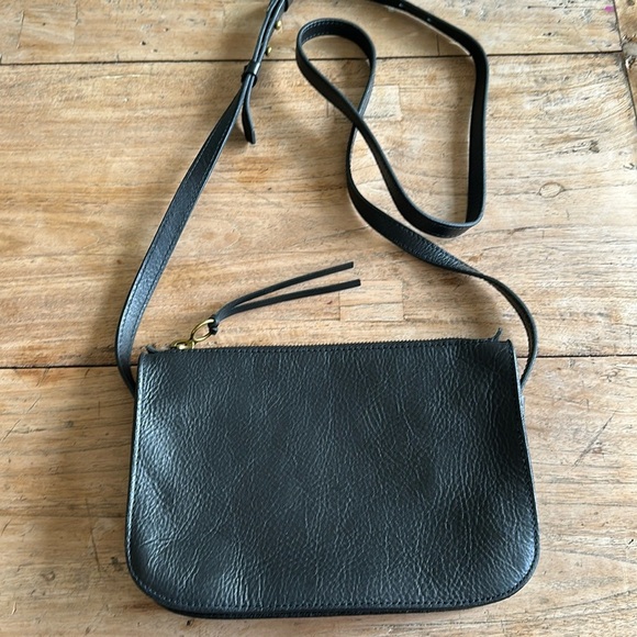 Madewell Handbags - Like New! Madewell the simple Crossbody Bag in black